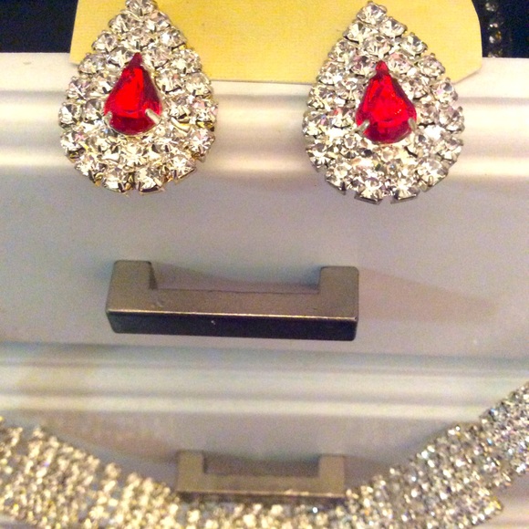 Crystal clear persuasion earrings W/red Center, NWT pierced Teardrop Pavé style - Picture 1 of 5